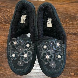 Ugg Ainsley Petal moccasins. Great condition SIZE 8.
